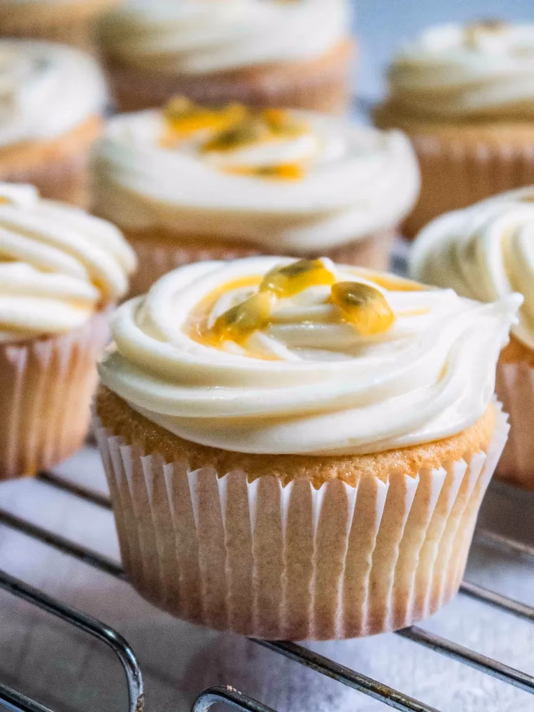 How many banana cupcakes with cream cheese frosting?