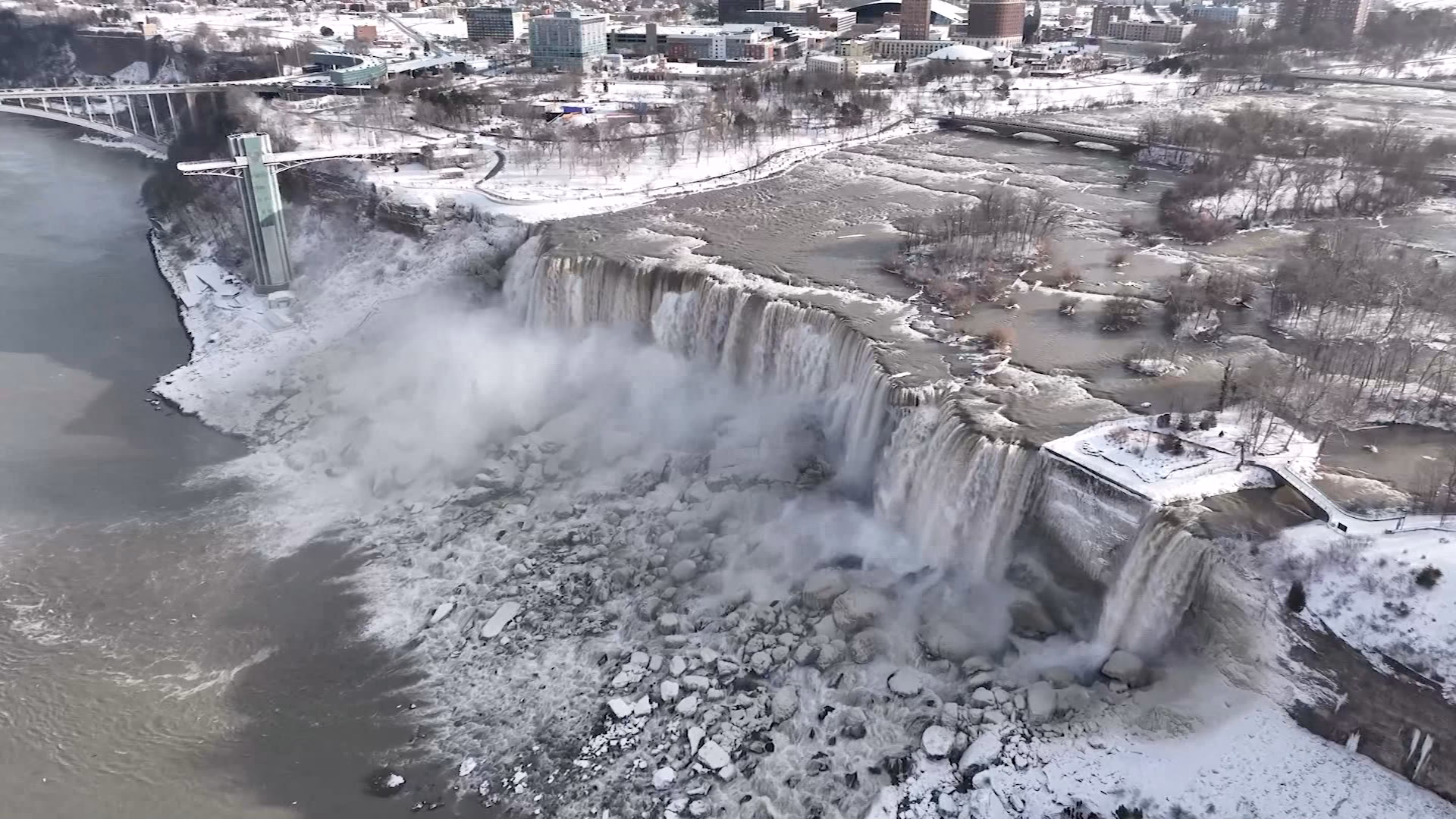 Does Niagara Falls freeze?