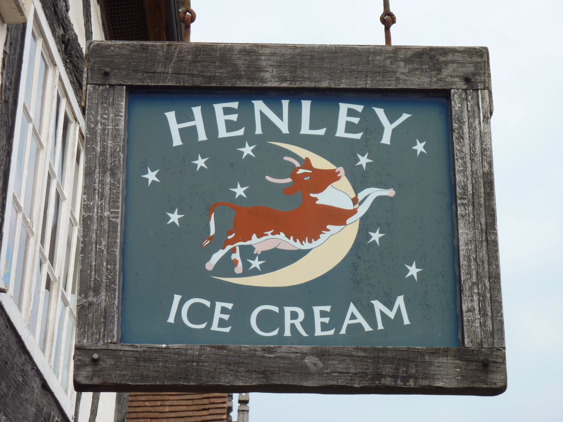 What can I eat at Henley ice cream parlour?
