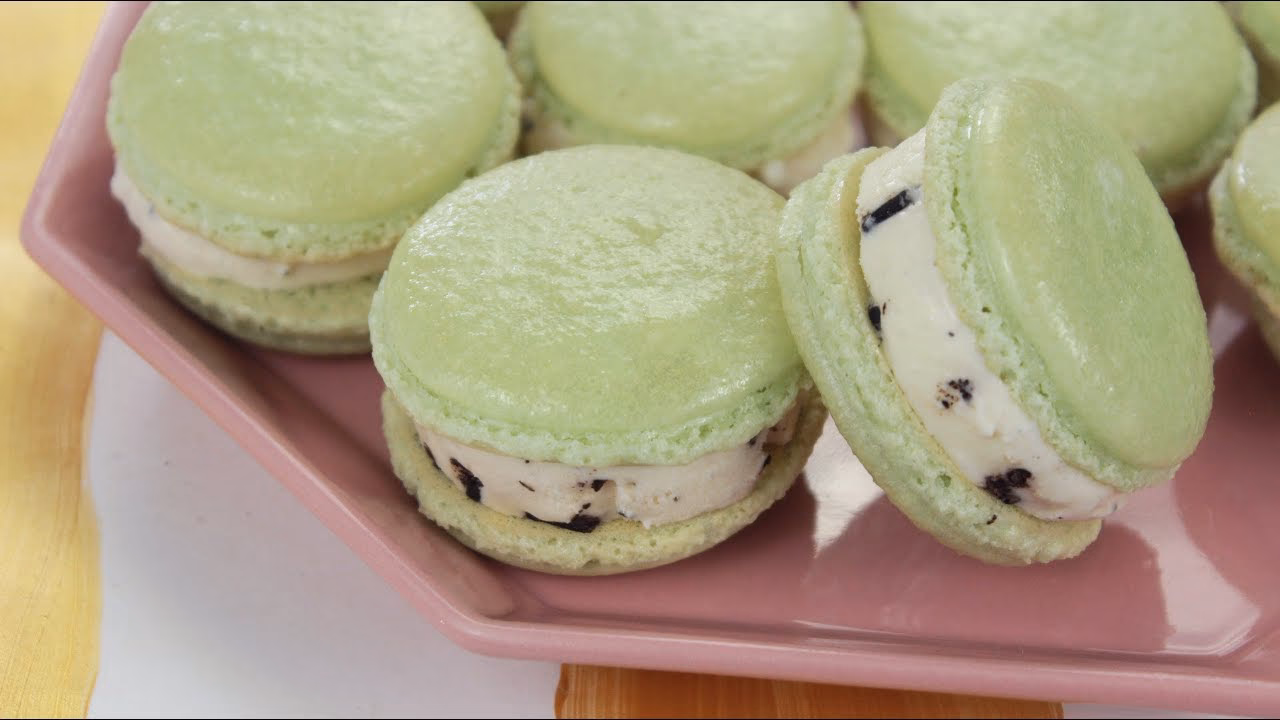 How do you make macarons with ice cream?