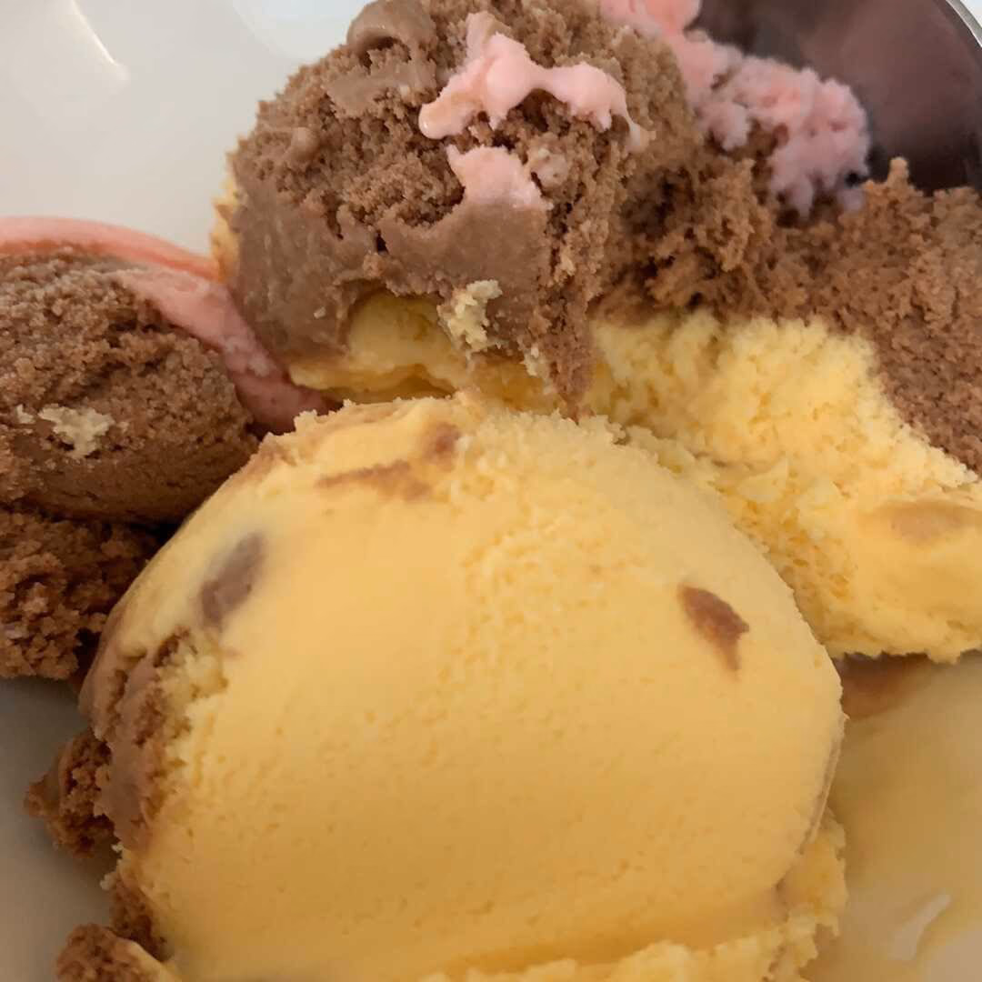 How many calories are in 100 grams of ice cream?