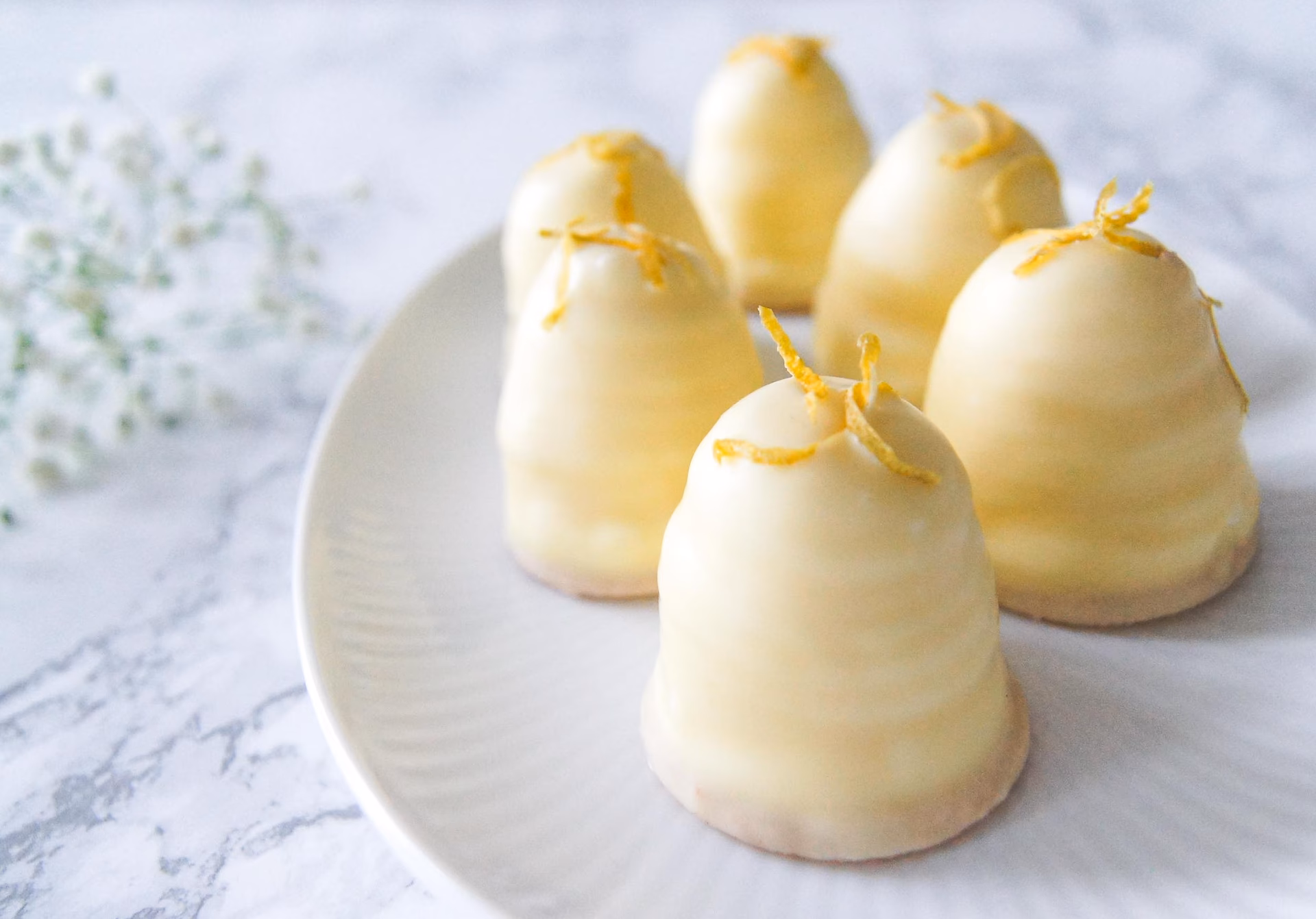 Hvordan overtræk flødebollerne?