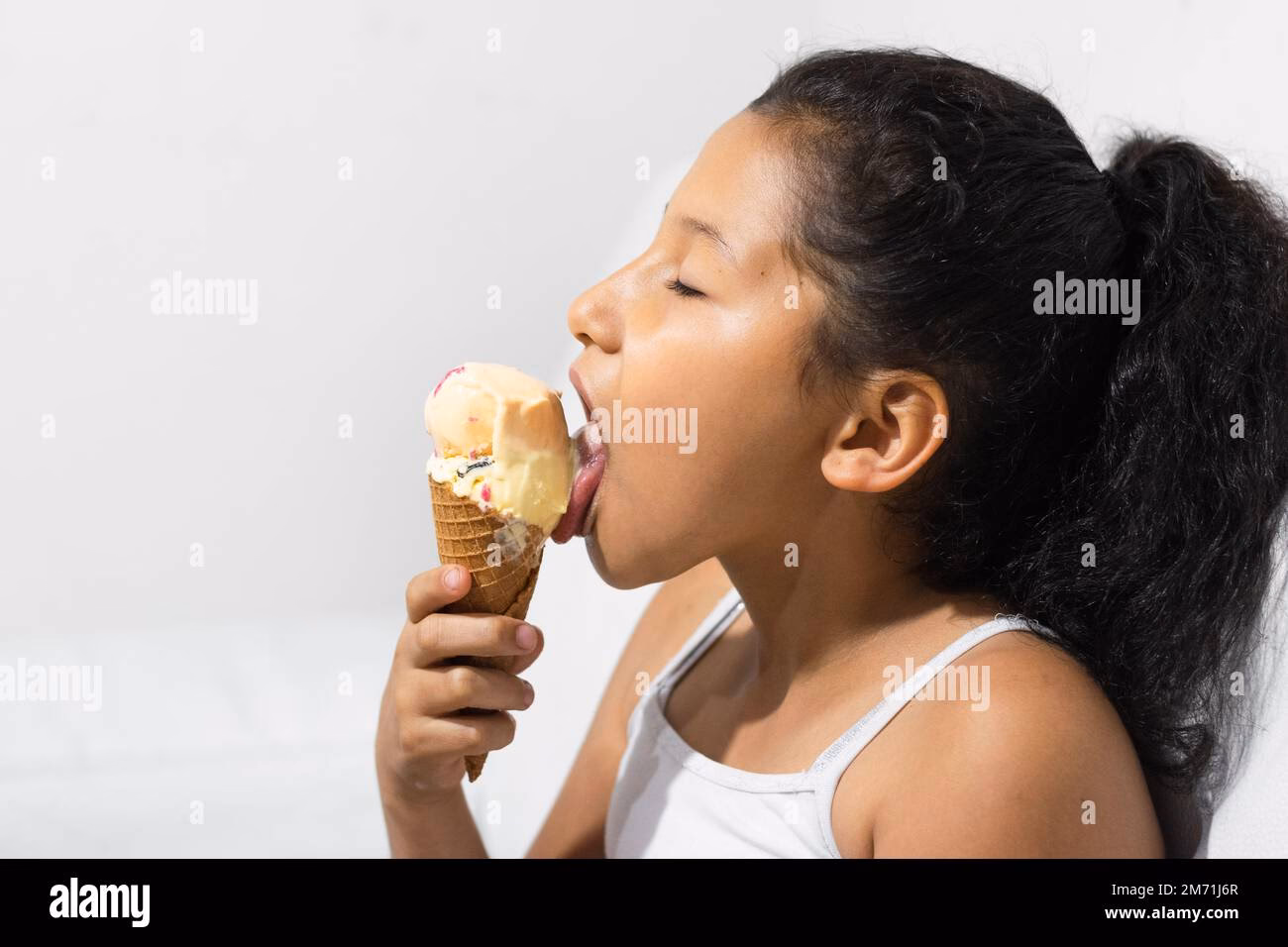 How do you say 'I want ice cream' in Spanish?