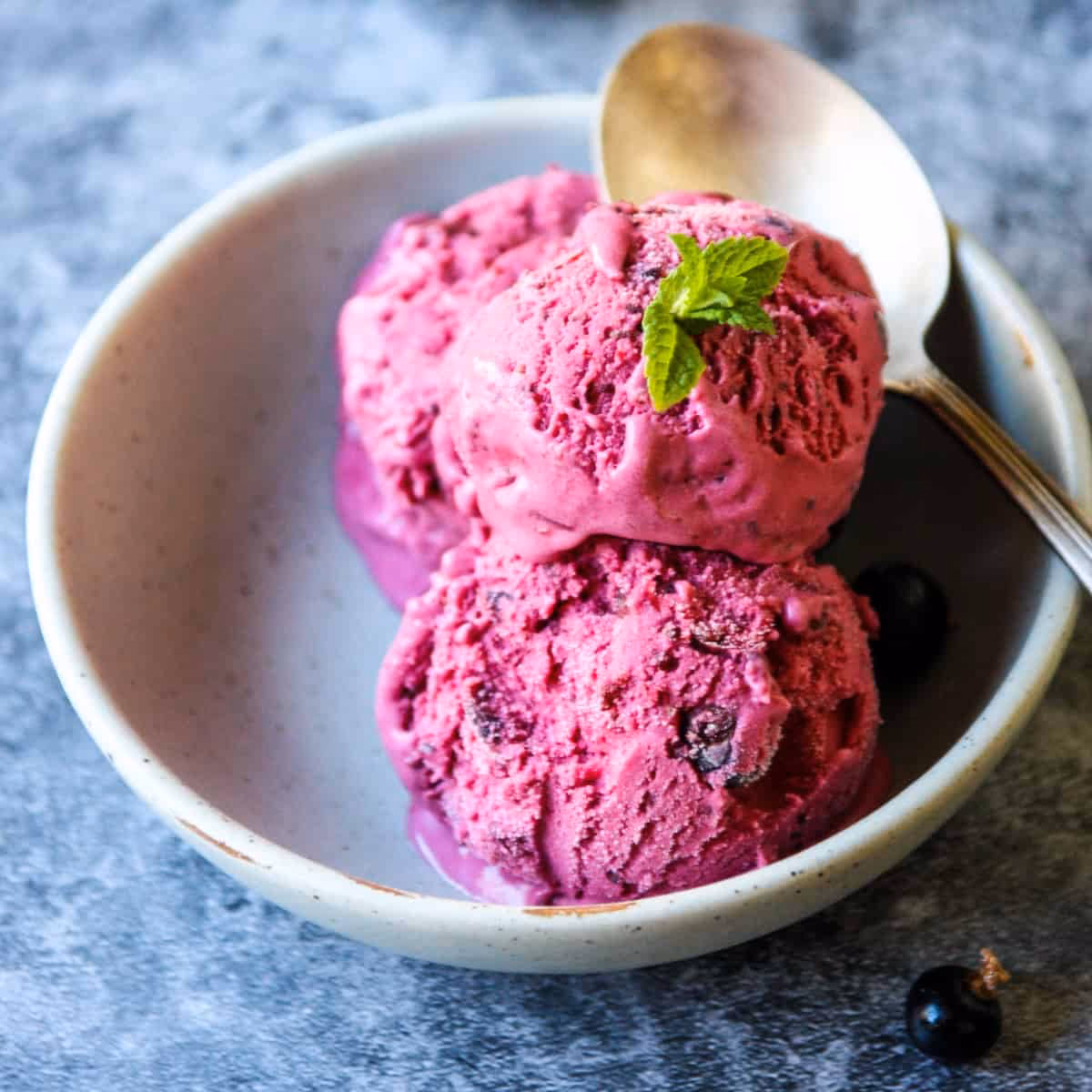 Does Nigella Lawson make blackcurrant ice cream?