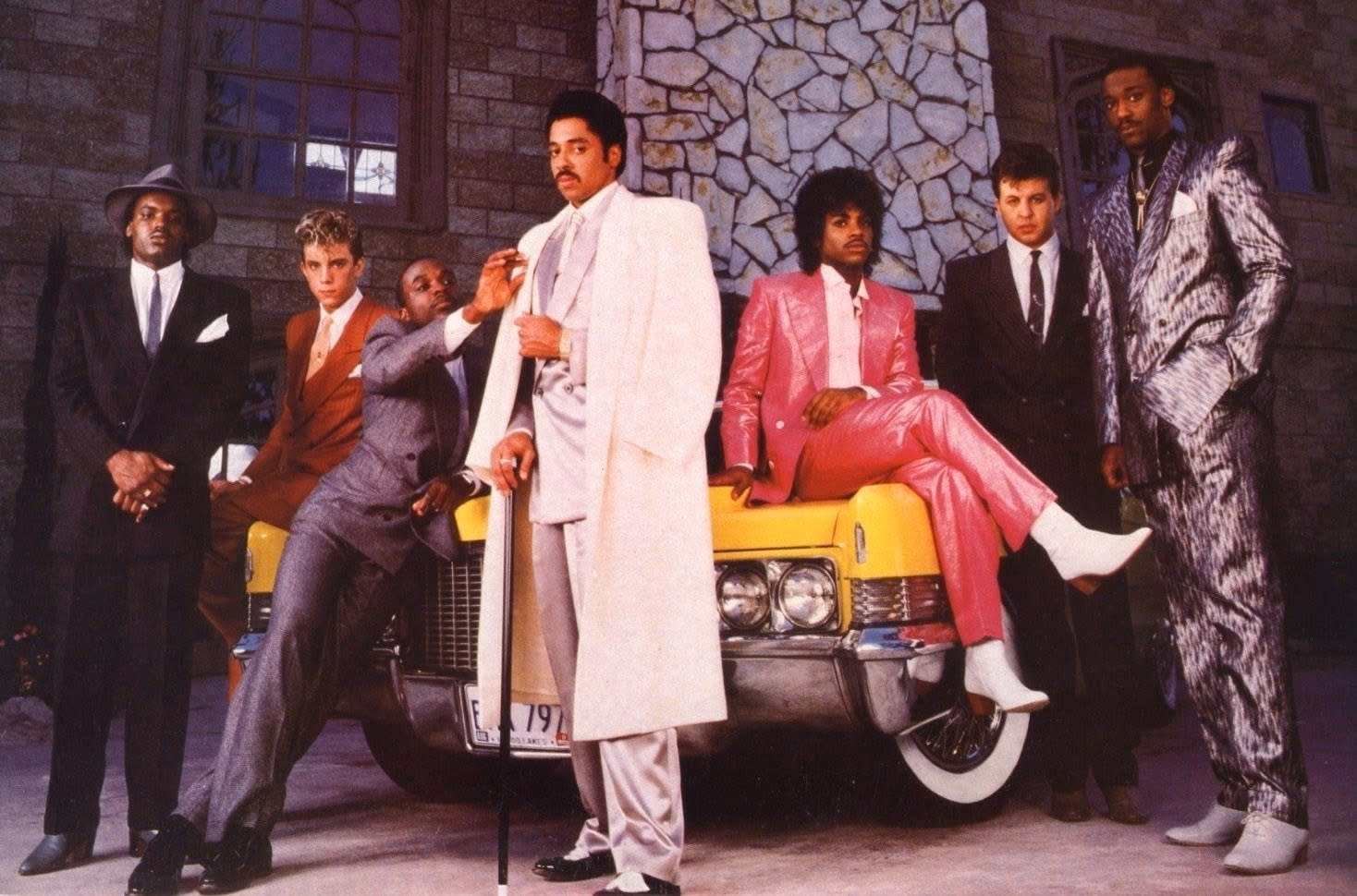 Is there an ice cream shop in Castle Combe?