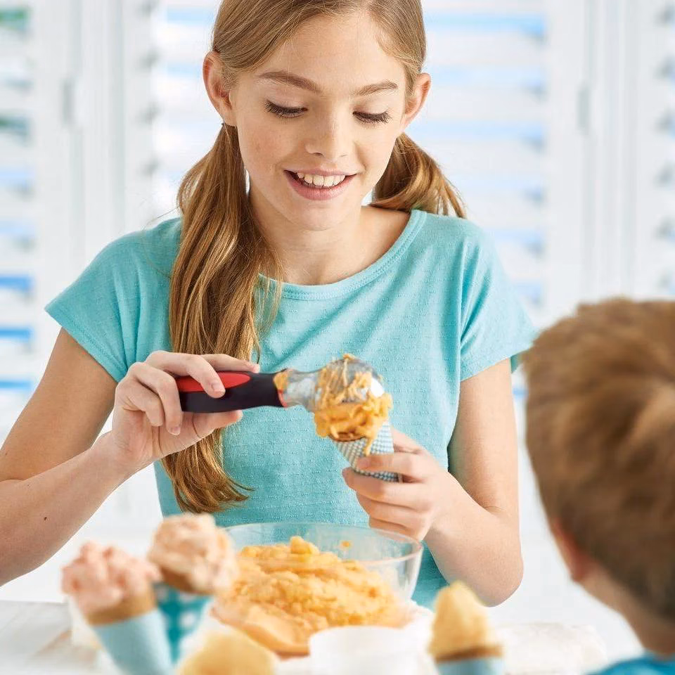 How do ice cream scoops work?