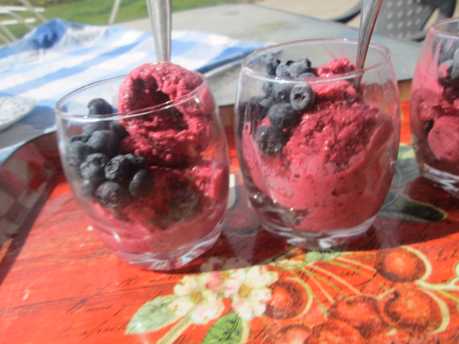How do you make ice cream with blueberries?