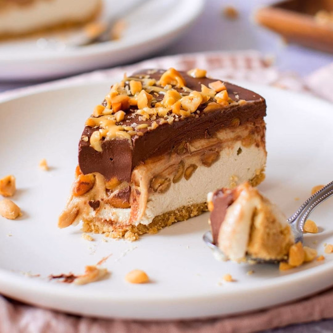 How do you make Snickers ice cream cake?