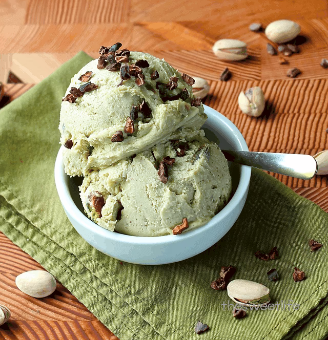 Does pistachio ice cream make green?