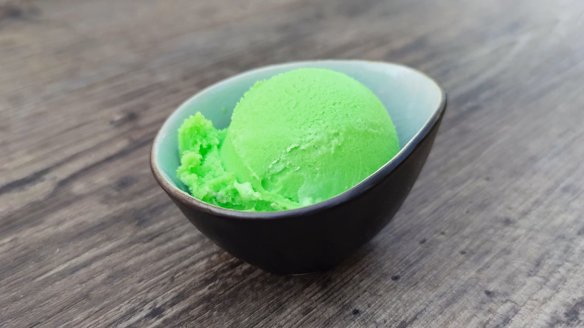 Wie kann ich das Waldmeistereis mit frischem Sirup zubereiten?